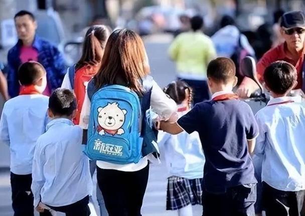 J9九游会 九游会J9中小学迎来消息2023年或“全部调整”？家长开心老师忧心忡忡(图1)