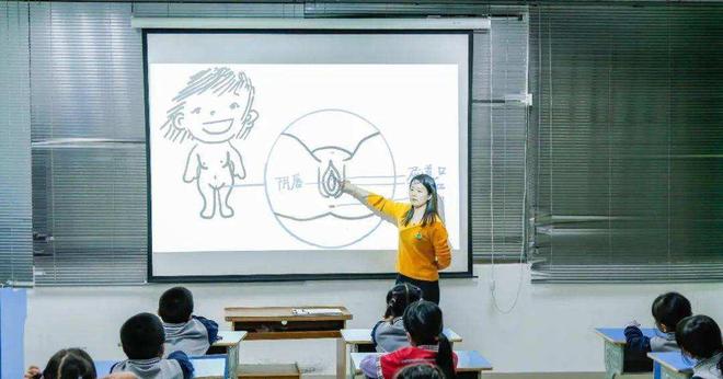 孩子每天用手机看不良信息 家长看后才明白 性教九游会J9 J9九游会育确实要更早做(图2)