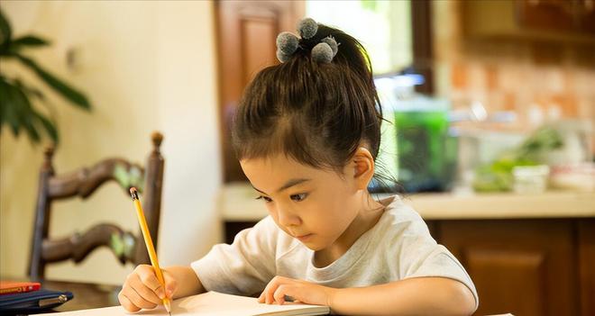 孩子每天用手机看不良信息 家长看后才明白 性教九游会J9 J9九游会育确实要更早做(图3)