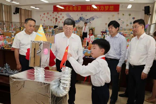 任泽锋张志J9九游会 九游会J9强陈儒江蔡宜骅看望慰问少年儿童和教育工作者(图2)