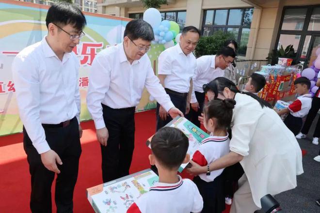 任泽锋张志J9九游会 九游会J9强陈儒江蔡宜骅看望慰问少年儿童和教育工作者(图4)