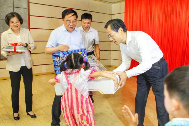 任泽锋张志J9九游会 九游会J9强陈儒江蔡宜骅看望慰问少年儿童和教育工作者(图8)