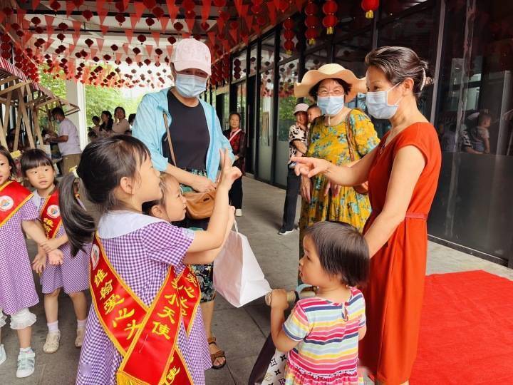 J9九游会 九游会J9“萌娃”化身“小老板”！五常街道开展艺术主题爱心义卖为儿童教育赋能(图2)