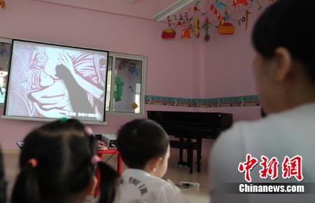 J9九游会 九游会J9小学性教育课本争议背后：儿童性教育如何“脱敏”？(图4)