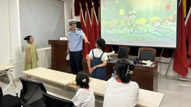 九游会J9 J9九游会津南区咸水沽镇永安里社区开展暑期儿童交通安全宣传教育活动(图2)