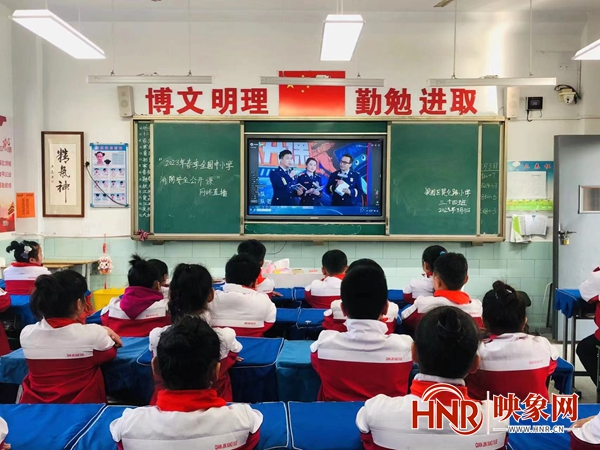 商丘市梁园区昆仑路小学组织观看《“2023年春季全国中小学消