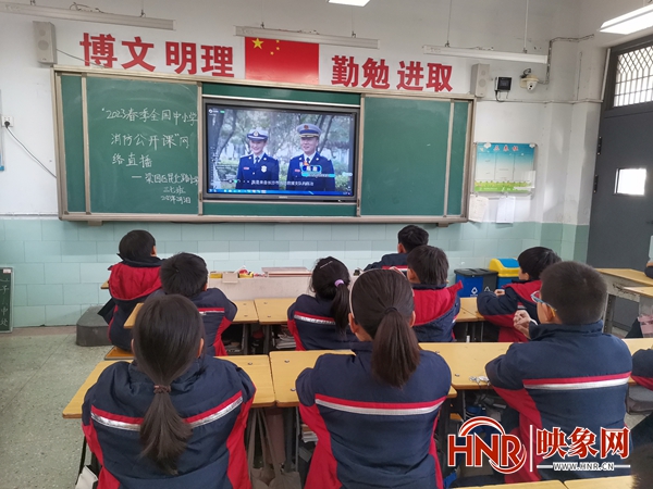 商丘市梁园区昆仑路小学组织观看《“2023年春季全国中小学消防安九游会J9 J9九游会全公开课”》网络直播活动(图2)
