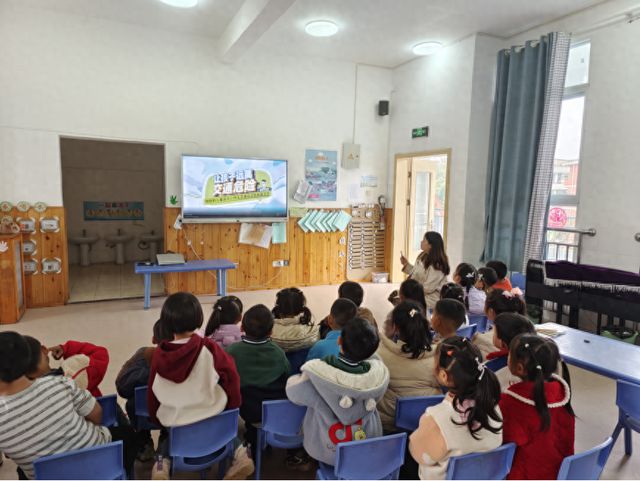江安县夕佳山镇中心幼儿园开展交通安全主题九游会J9 J9九游