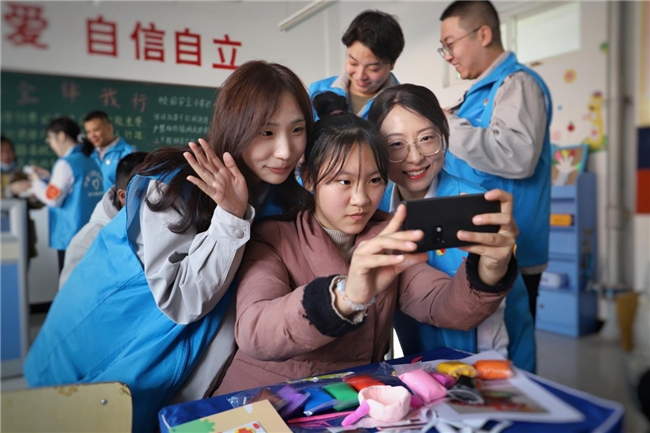 中建八局走进泾阳县J9九游会 九游会J9特殊教育学校开展主题日联建暨志愿服务活动(图1)