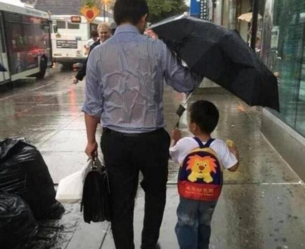6张“父爱图”火了每个细节都催人泪下：永远不要九游会J9 J9九游会怀疑父亲的爱(图2)