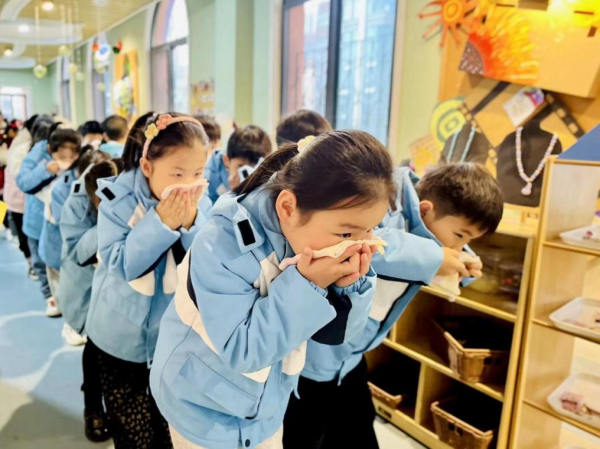 九游会J9 J9九游会知危险 会避险合肥市宿州路幼儿园湖畔分园开展中小学生安全教育日系列活动(图2)