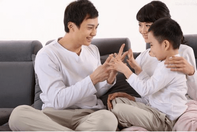 值得借鉴的国外父母教育孩子的方J9九游会 九游会J9法！(图2)