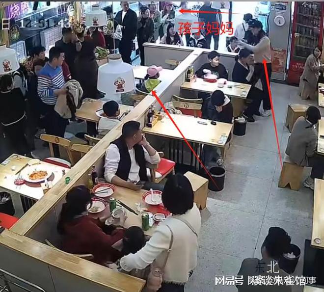 J9九游会 九游会J9女子餐馆呵斥尖叫男孩被家长怒扇耳光挨打女子：已给小孩道歉(图7)