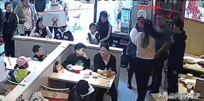 J9九游会 九游会J9女子餐馆呵斥尖叫男孩被家长怒扇耳光挨打女子：已给小孩道歉(图10)