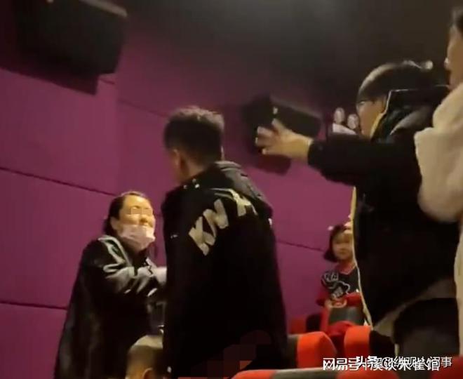 J9九游会 九游会J9女子餐馆呵斥尖叫男孩被家长怒扇耳光挨打女子：已给小孩道歉(图21)