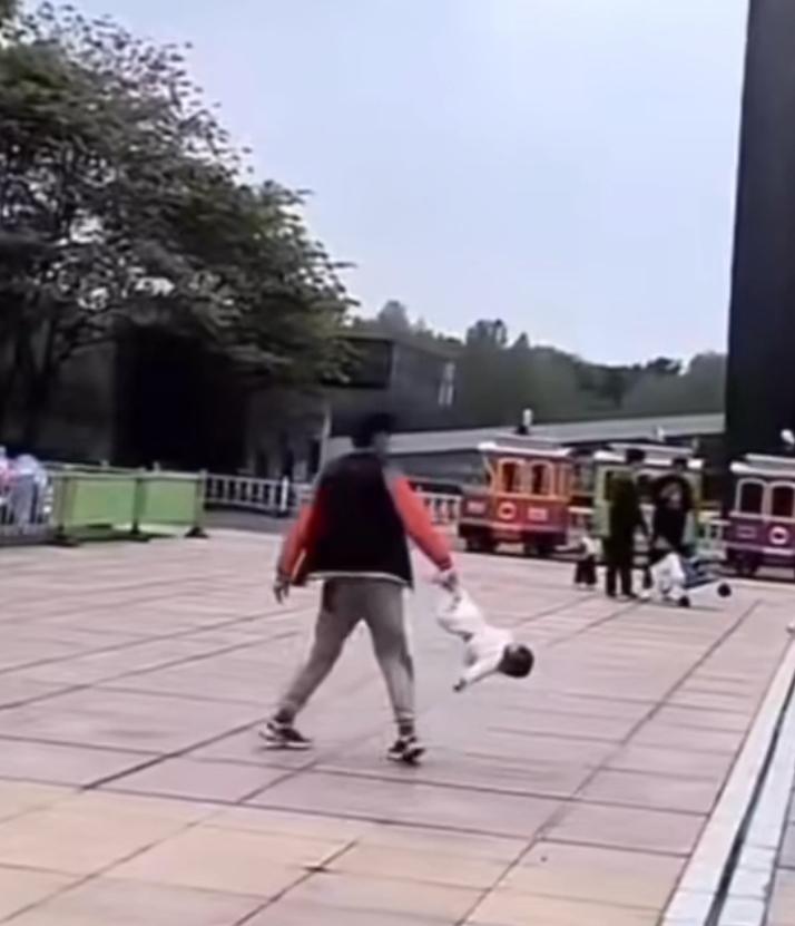 男子高抛幼儿引群众报警派出所：父亲训练孩子已批评J9九游会 九游会J9教育(图2)