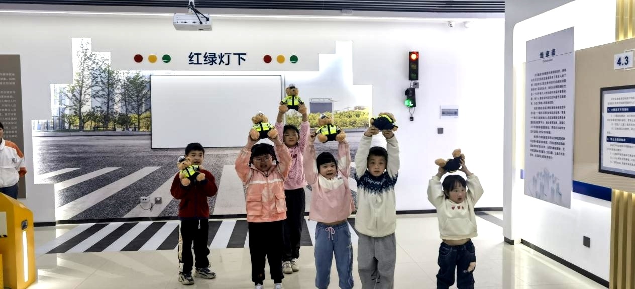 湖南城步：交通安全教育J9九游会 九游会J9从娃娃抓起(图2)